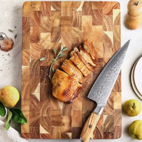 planche_à_découper_bois_planch.acacia_decouper_du_poule_sur_planche