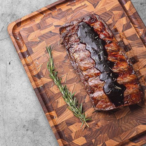 planche_à_découper_bois_planch.acacia_du_barbecue_sur_la_planche