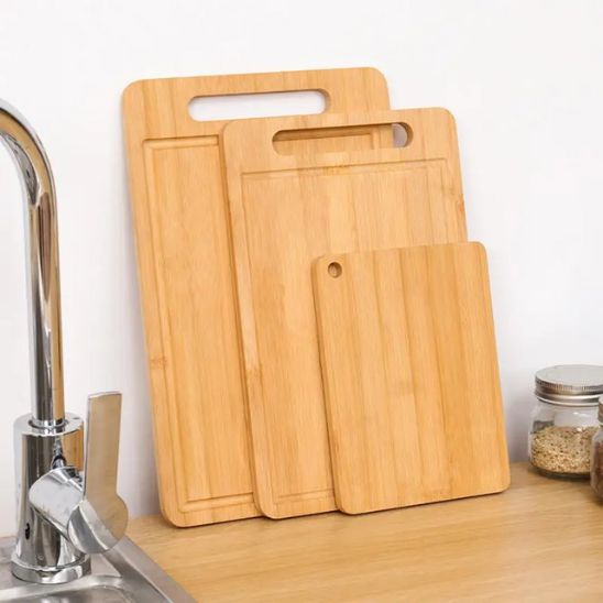 planche_à_découper_bois_planch.rassure-trois_planche_sur_le_mur_cuisine