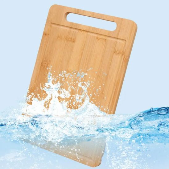 planche_à_découper_bois_planch.rassure_une_planches_dans_l_eau