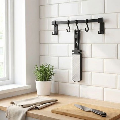 Aiguiseur couteau geste simple, accroché au mur d'une cuisine