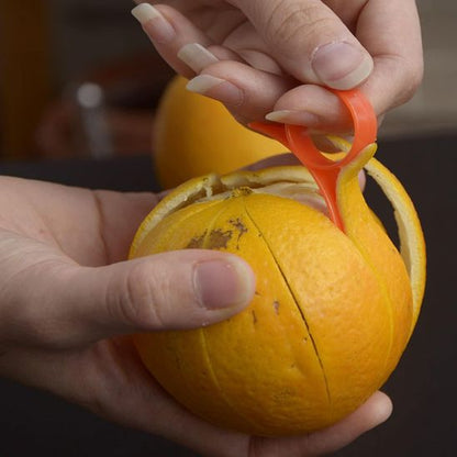 Éplucheur orange Anneauactif, le fruit reste entier et appétissant.