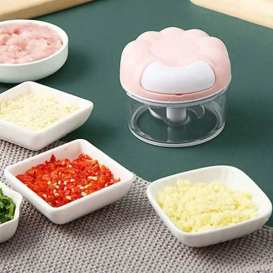mini hachoir manuel compact efficace dans le bol transparent