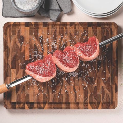 planche-à-découper-bois-pc'acacia-la-viande-crue-en-brochette