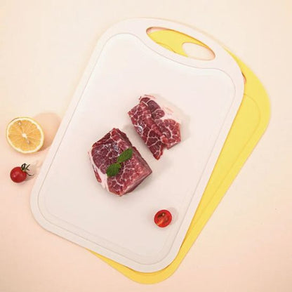Planche à découper plastique style premium, quelqu'un qui prépare des repas