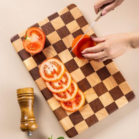 planche_a_decouper_bois_planch.damier_coupage_d'une_tomate