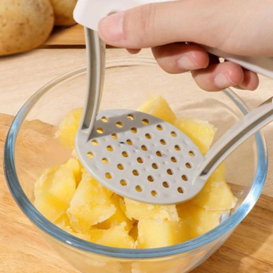 Presse-purée ergonomique robuste, glisse sans effort en cuisine